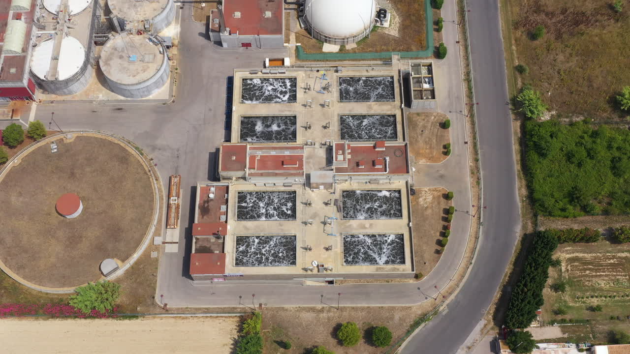 planta de tratamiento de aguas residuales que elimina los contaminantes de las aguas residuales vertical aérea