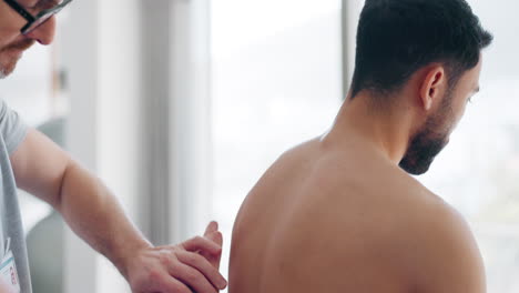 fisioterapeuta, masajista o hombre en fisioterapia