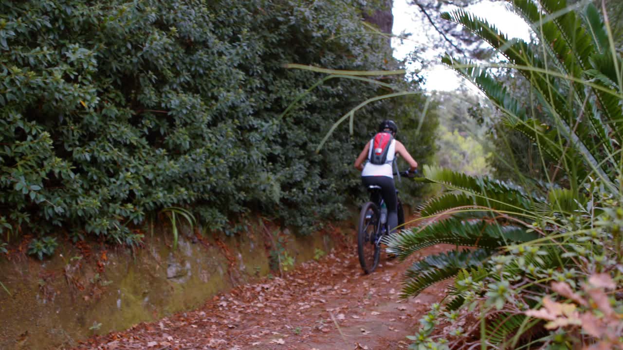 ciclista ciclista en una pista de tierra