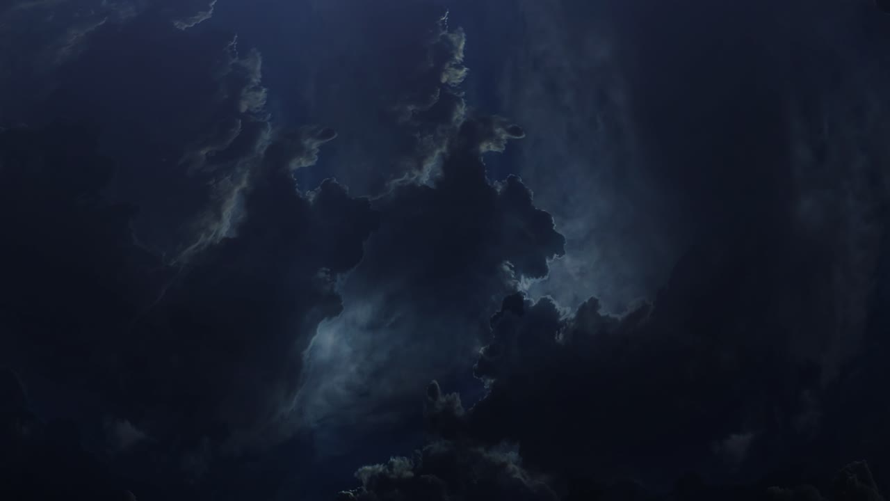 nubes oscuras en el cielo con tormenta oscura