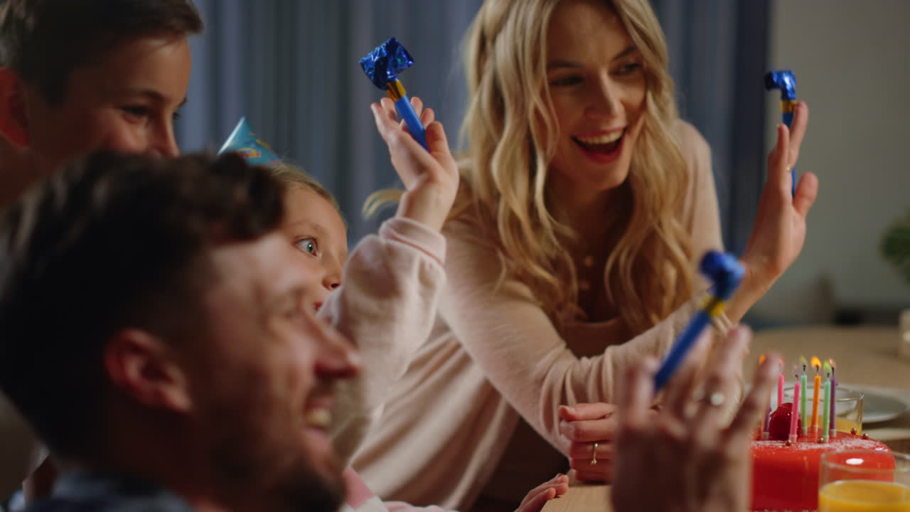 온라인 생일을 축하하는 가족. 행복한 부모, 온라인 이벤트를 즐기는 자녀