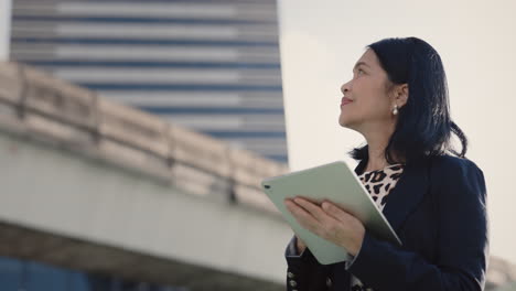 mujer de negocios usando tableta en la ciudad