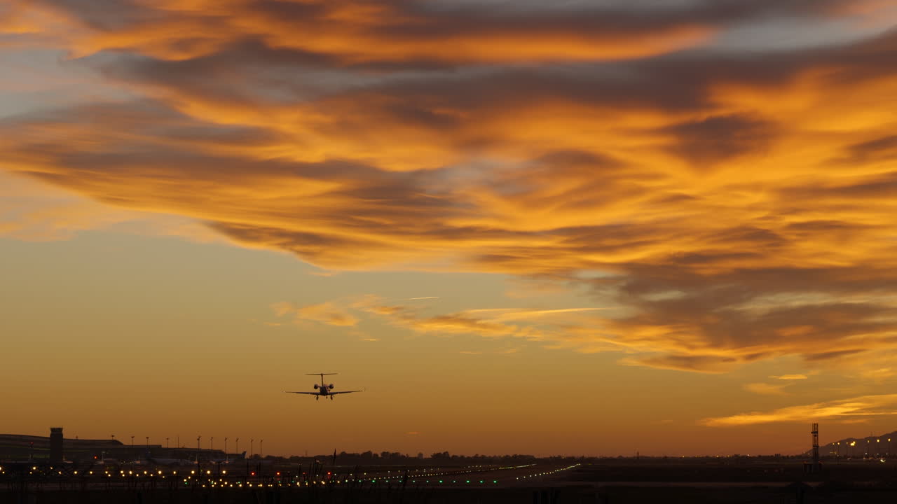 toma estática de la escena de la pista del aeropuerto durante la espectacular puesta de sol