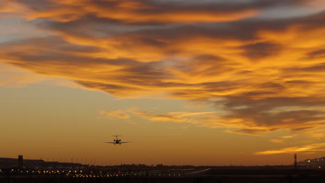 Toma-Estática-De-La-Escena-De-La-Pista-Del-Aeropuerto-Durante-La-Espectacular-Puesta-De-Sol