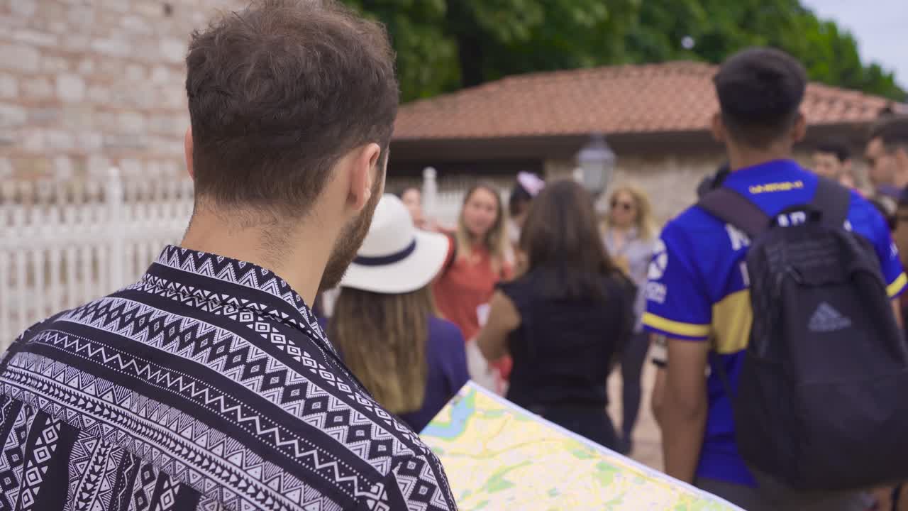 젊은 관광객이 여행하고 있습니다.