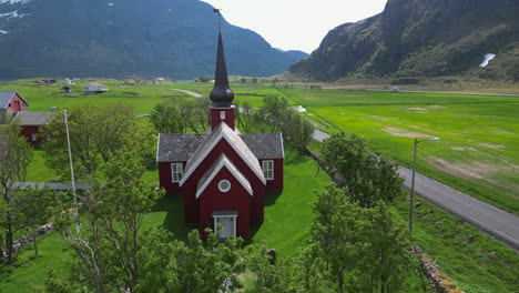 maravillosa vista aérea cinematográfica de la hermosa iglesia de flakstad en las islas lofoten, en un día de primavera