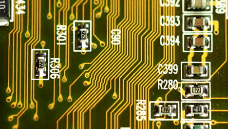 placa de circuito impreso con trazas conductoras, vías y componentes electrónicos montados mediante montaje de orificio pasante