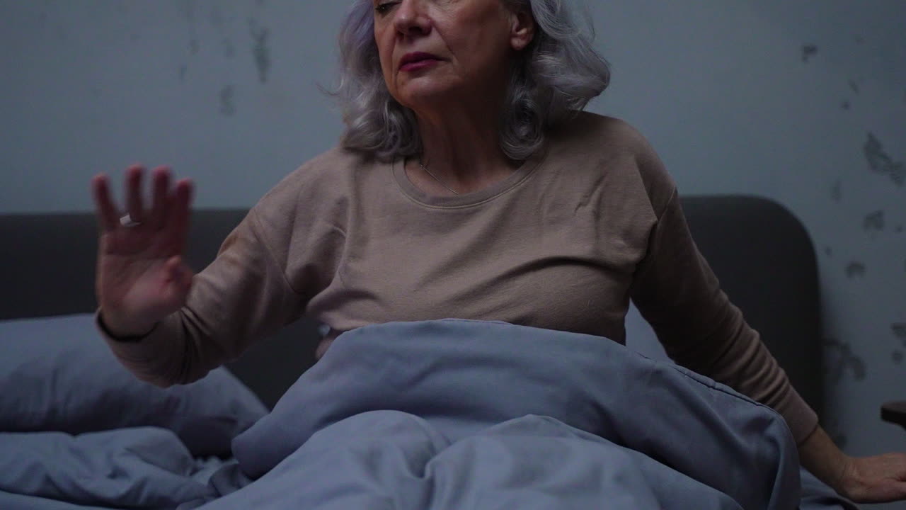 mujer tocando su cara en la cama