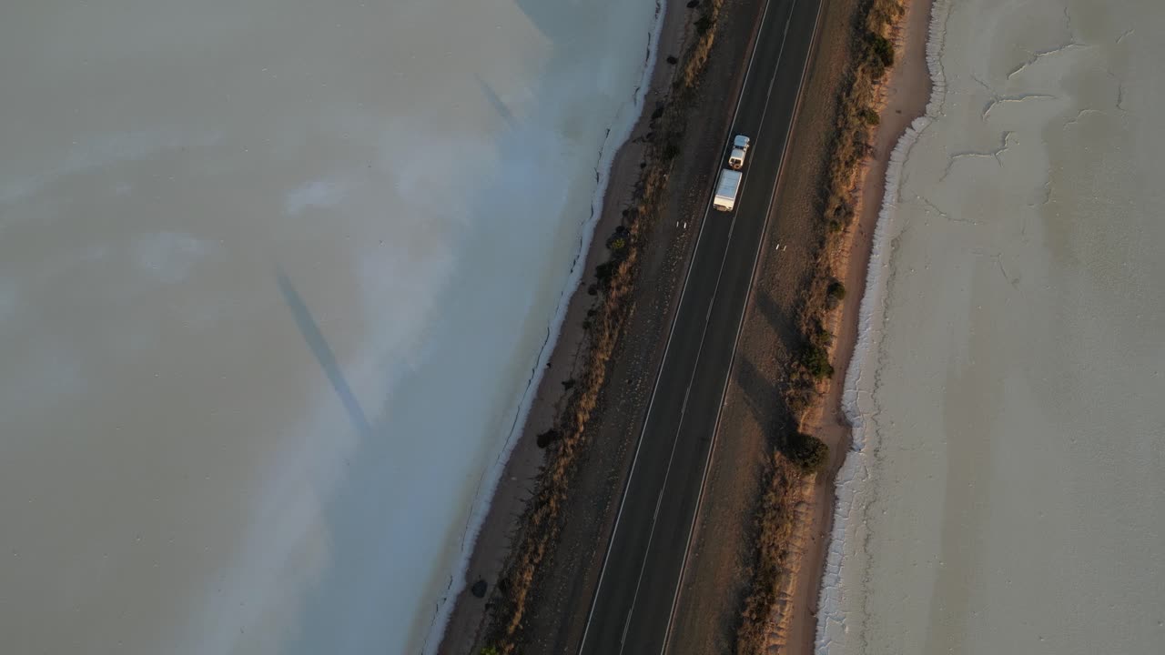 오스트레일리아 의 경치 좋은 도로 에서 트레일러 와 함께 차 를 운전 하는 것