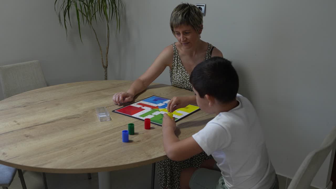 Persone che giocano a un gioco da tavolo su un tavolo