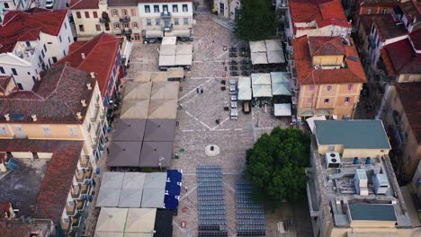 La-Ciudad-De-Nafplio-Y-La-Fortaleza-De-Palamidi-Filmadas-Desde-Un-Dron,-Bonitas-Vistas-De-La-Montaña-Y-El-Mar.