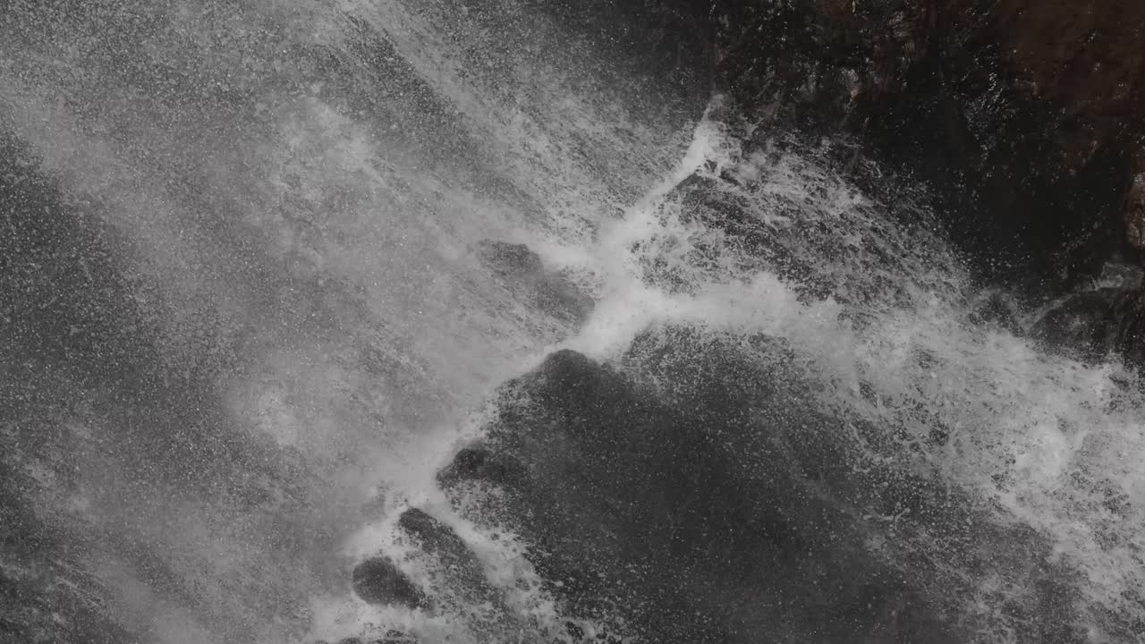 водопад, падающий по скалистой местности в тропических лесах