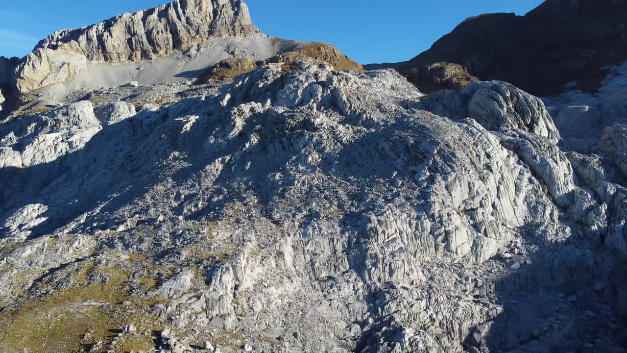 산 정상으로 가는 길의 무인 항공기 보기
