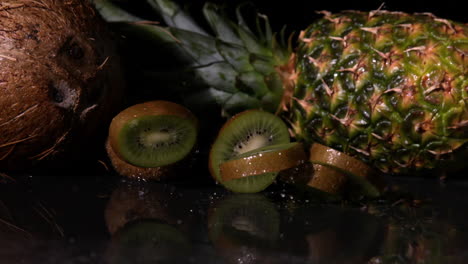 rebanadas de kiwi cayendo delante de la piña y el coco