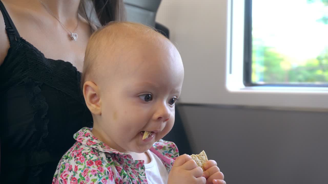 기차에서 비스을 먹는 아기