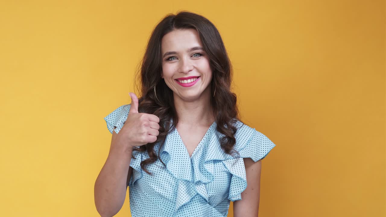 aprobando el signo meme mujer como gesto bonito