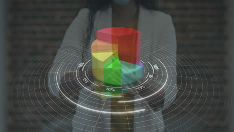 procesamiento de datos estadísticos contra la mujer que usa máscara facial usando desinfectante de manos en la oficina