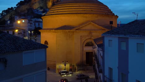 Inclinación-Lenta-Hacia-Arriba-Sobre-La-Famosa-Iglesia-Redonda-En-Montefrio,-España-Por-La-Noche