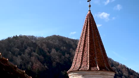 Blick-Von-Der-Dachterrasse-Auf-Die-Burg-Bran,-Rumänien,-Europa