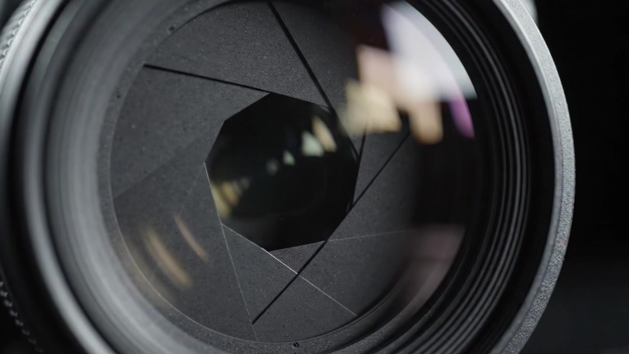 Vista de cerca del mecanismo de apertura de una lente de cámara, mostrando intrincados detalles de diseño de los elementos de la lente y la abertura del diafragma para un rendimiento fotográfico óptimo.