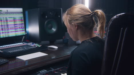 Músico-Femenino-Toca-Melodía-De-Discos-De-Piano-Eléctrico.