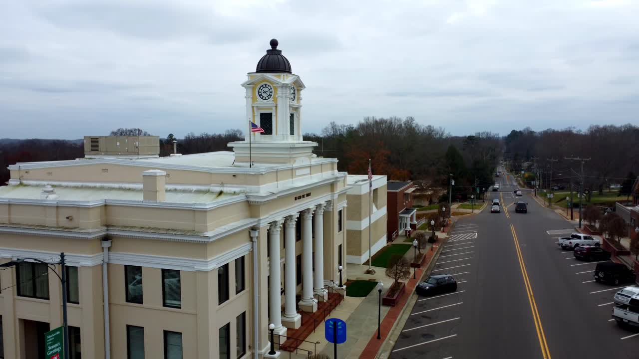 모크스빌 노스 캐롤라이나 법원은 총에 미국 국기와 함께 공중 역방향, 작은 마을