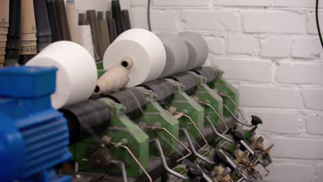 máquina de tejer en el taller vídeo de trabajo
