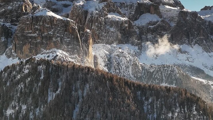 Le montagne delle Alpi in Italia mostrano neve e formazioni rocciose in inverno