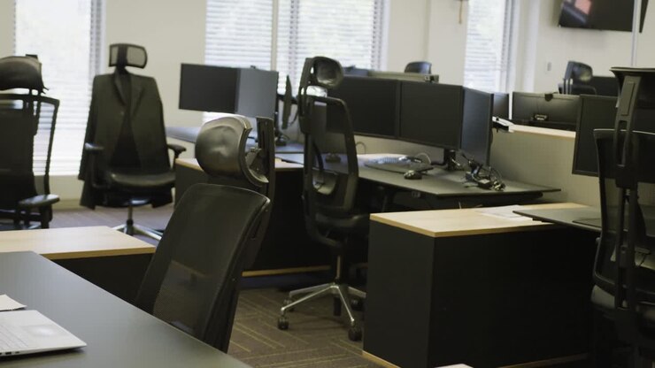 Algemeen beeld van een modern kantoor met bureaus en computers, slow motion.