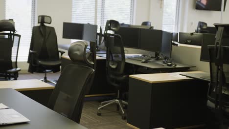 vista general de la oficina moderna con escritorios y computadoras, cámara lenta