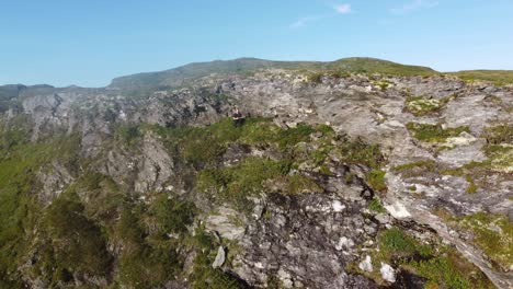 El-Piloto-Del-Dron-Está-Atrapado-En-La-Ladera-De-Una-Montaña