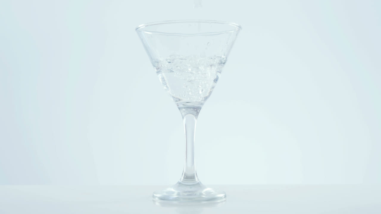 ⁇ 테일이 유리잔에  ⁇ 여지고 있습니다.