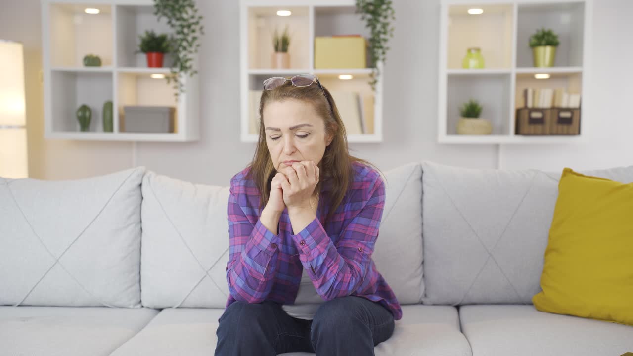la mujer en duelo está pensando y sufriendo de depresión.