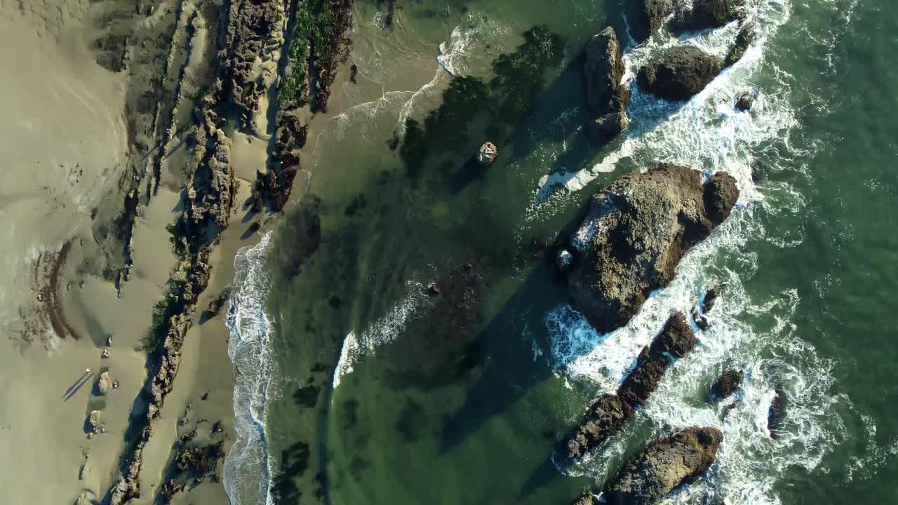 estados unidos, o, yachats, roca del elefante, 2024-11-29 - vista de avión no tripulado mirando directamente hacia abajo en el área de roca de elefante.