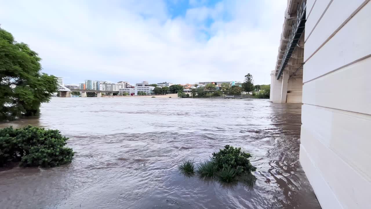 Fiume Brisbane in piena che scorre impetuoso sotto il ponte nel 2022