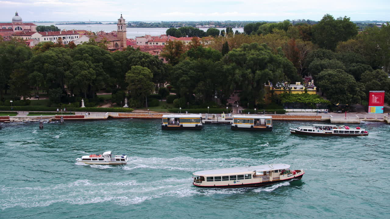 지아르디니 델라 비엔날레와 함께 석양의 카스텔로, 방스, 이탈리아 해안선의 공중 촬영