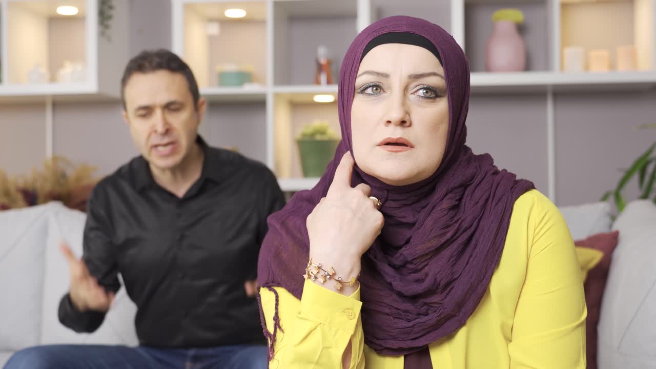 Muslimskt par har familjeproblem