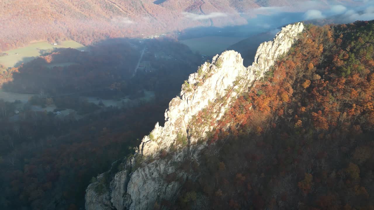 Seneca Rocks, Drone con zoom all'indietro sul lato posteriore