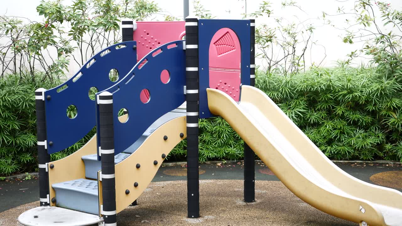 공원 에 있는 다채로운 놀이터 슬라이드