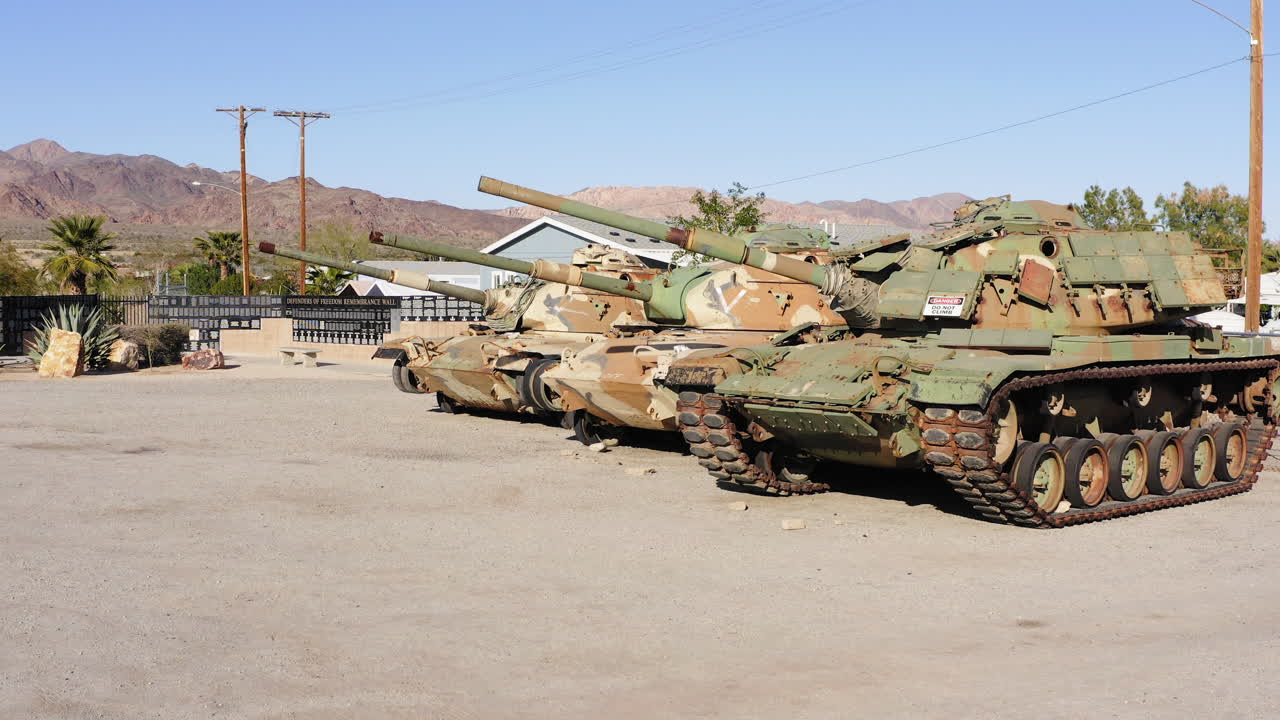 Vista esterna di una fila di storici carri armati da battaglia in mostra al General Patton Memorial Museum nel deserto del Mojave.