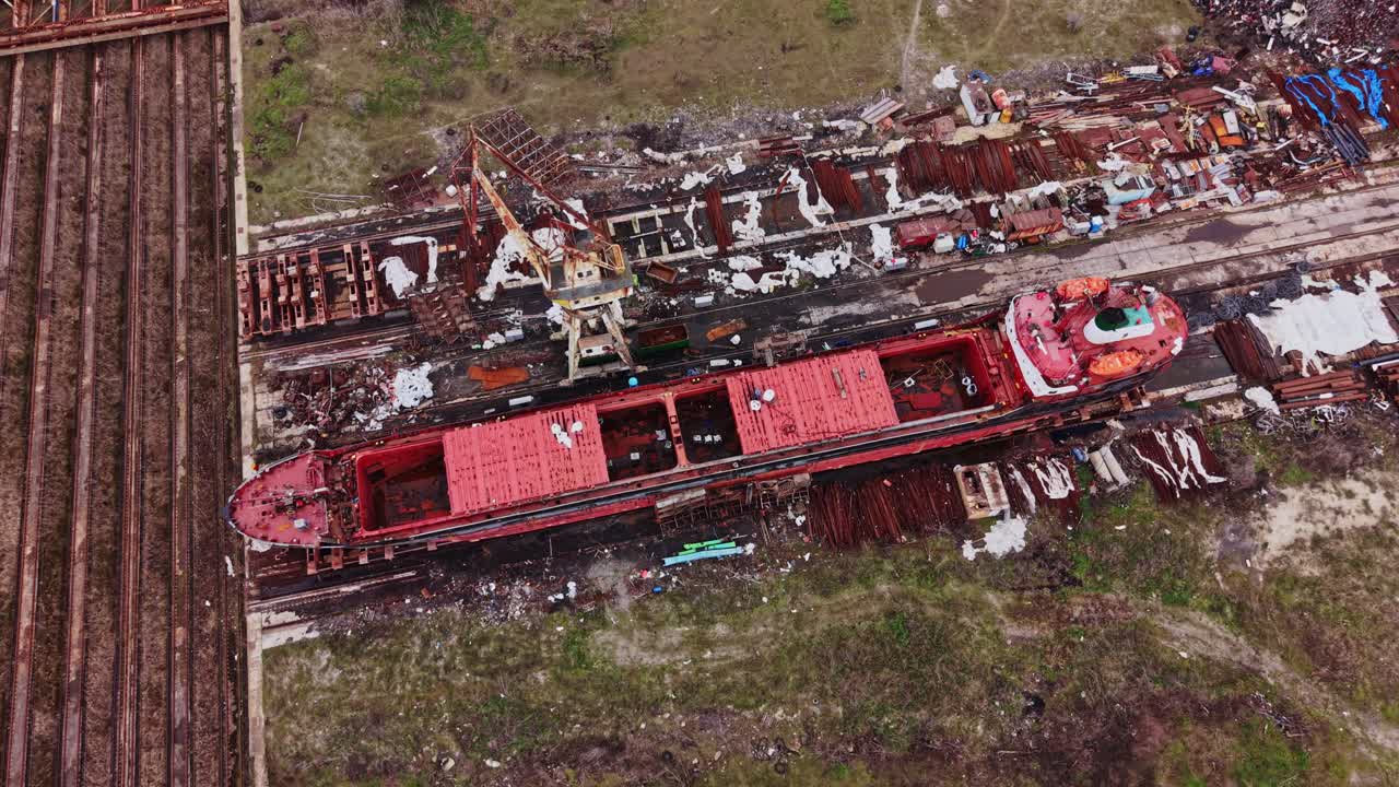 La riparazione navale avviene in un cantiere navale trafficato, con imbarcazioni in attesa di servizio.