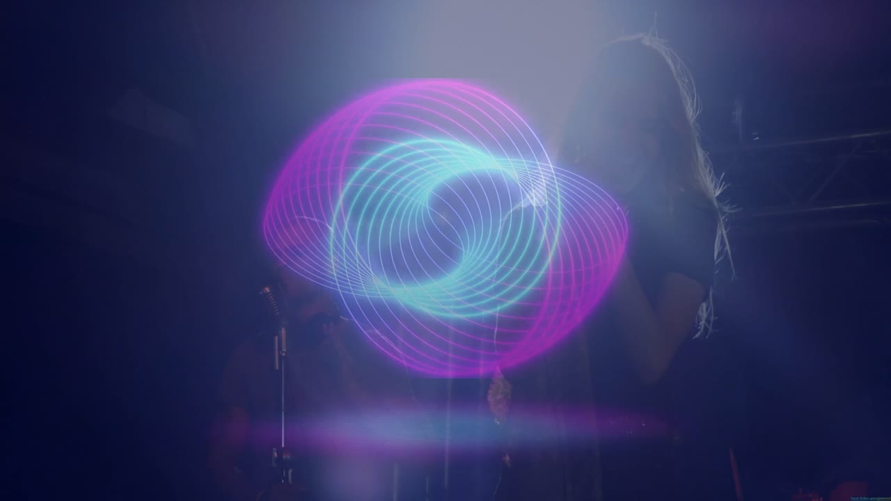 Cantante y artista inclinándose hacia el micrófono, mezclando una escena de música en vivo con superposiciones de anillos de neón
