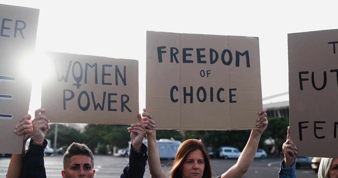 Kadın Hakları ve Seçim Özgürlüğü İçin Protesto Pankartları Tutan İnsanlar