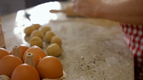 Mujer-Formando-Bolas-Con-Masa