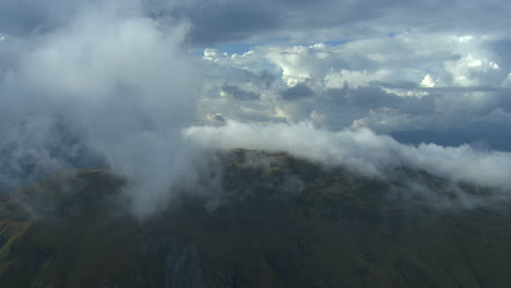 vuelo aéreo sobre el paisaje montañoso en el parque nacional vanoise de francia