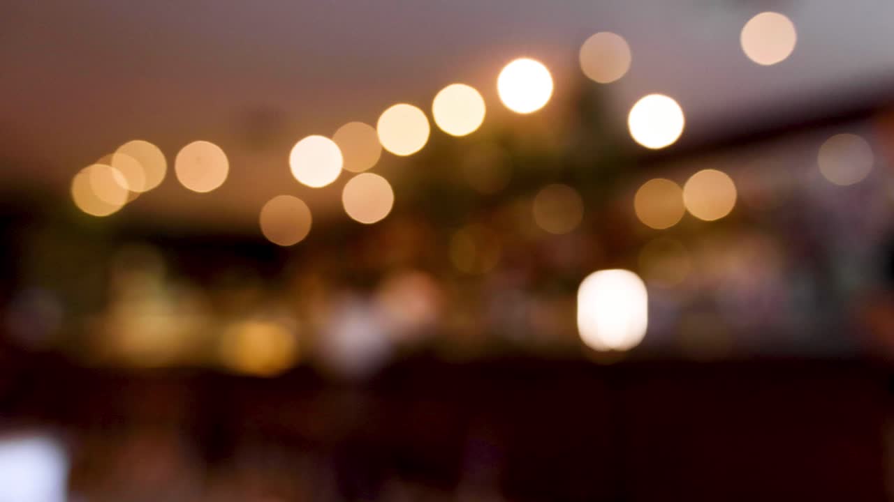 las luces borrosas crean una atmósfera de sueño