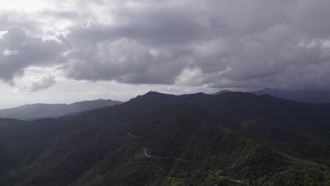 fascinante disparo de video volando sobre el área del paso de bracco con un pararrayos en el centro de la imagen