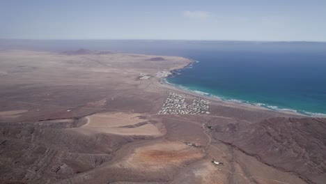 Luftaufnahme-Eines-Paares,-Das-Auf-Der-Klippe-Sitzt