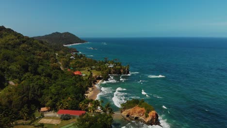 Una-Costa-Caribeña-Poblada-De-Villas-Con-Vistas-Al-Acantilado