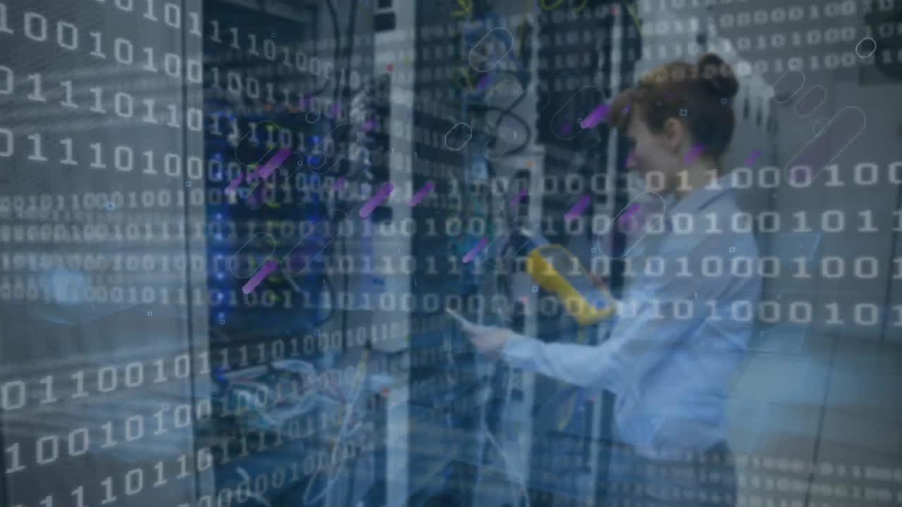 animación de líneas púrpuras y codificación binaria sobre mujer caucásica en la sala del servidor